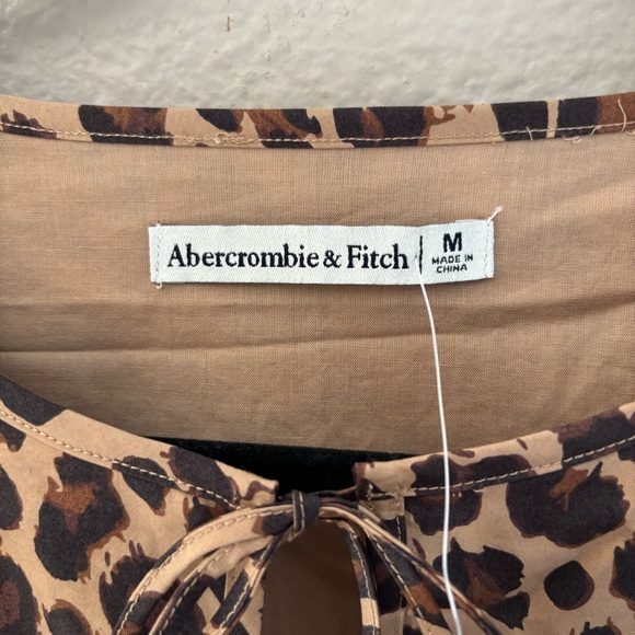 NWT Abercrombie & Fitch leopard-print short-sleeve tie-front top Size Medium - Picture 5 of 10